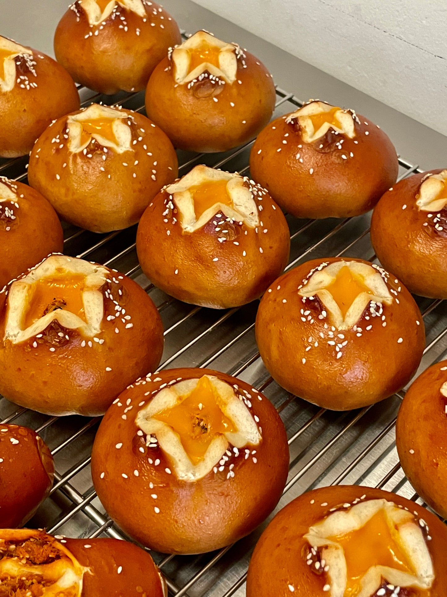 咸蛋黄芋泥芝士肉松碱水球 Salted Egg Yolk, Taro & Cheese Pork Floss Pretzel