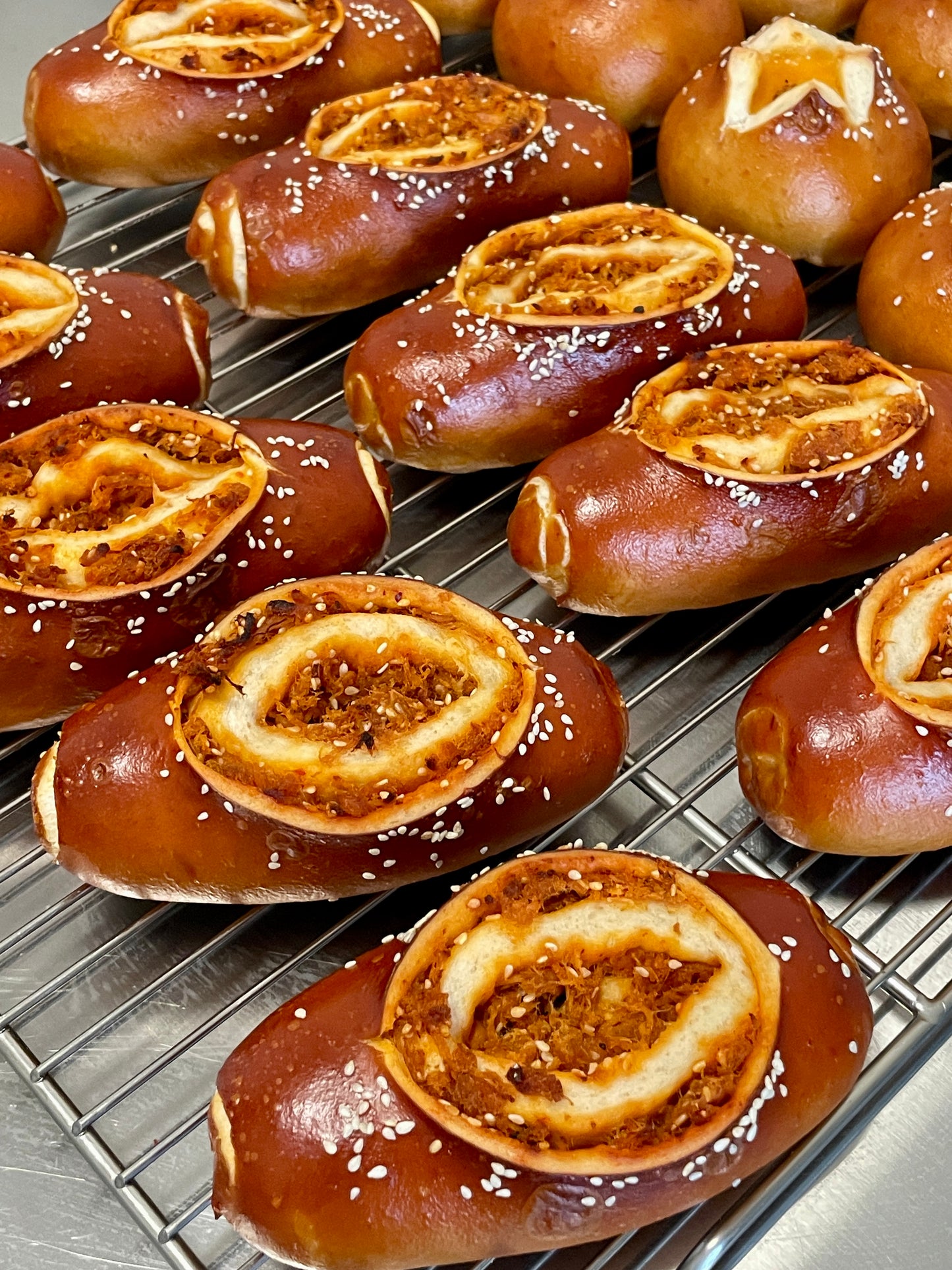 辣松碱水 Spicy Pork Floss Pretzel