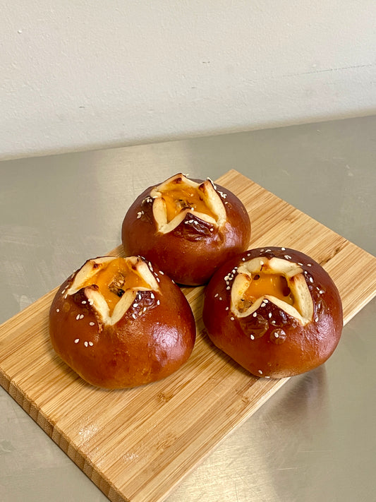 咸蛋黄芋泥芝士肉松碱水球 Salted Egg Yolk, Taro & Cheese Pork Floss Pretzel