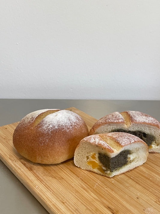 焙茶杏子乳酪米面包 Hōjicha & Apricot Cream Cheese Rice Bun