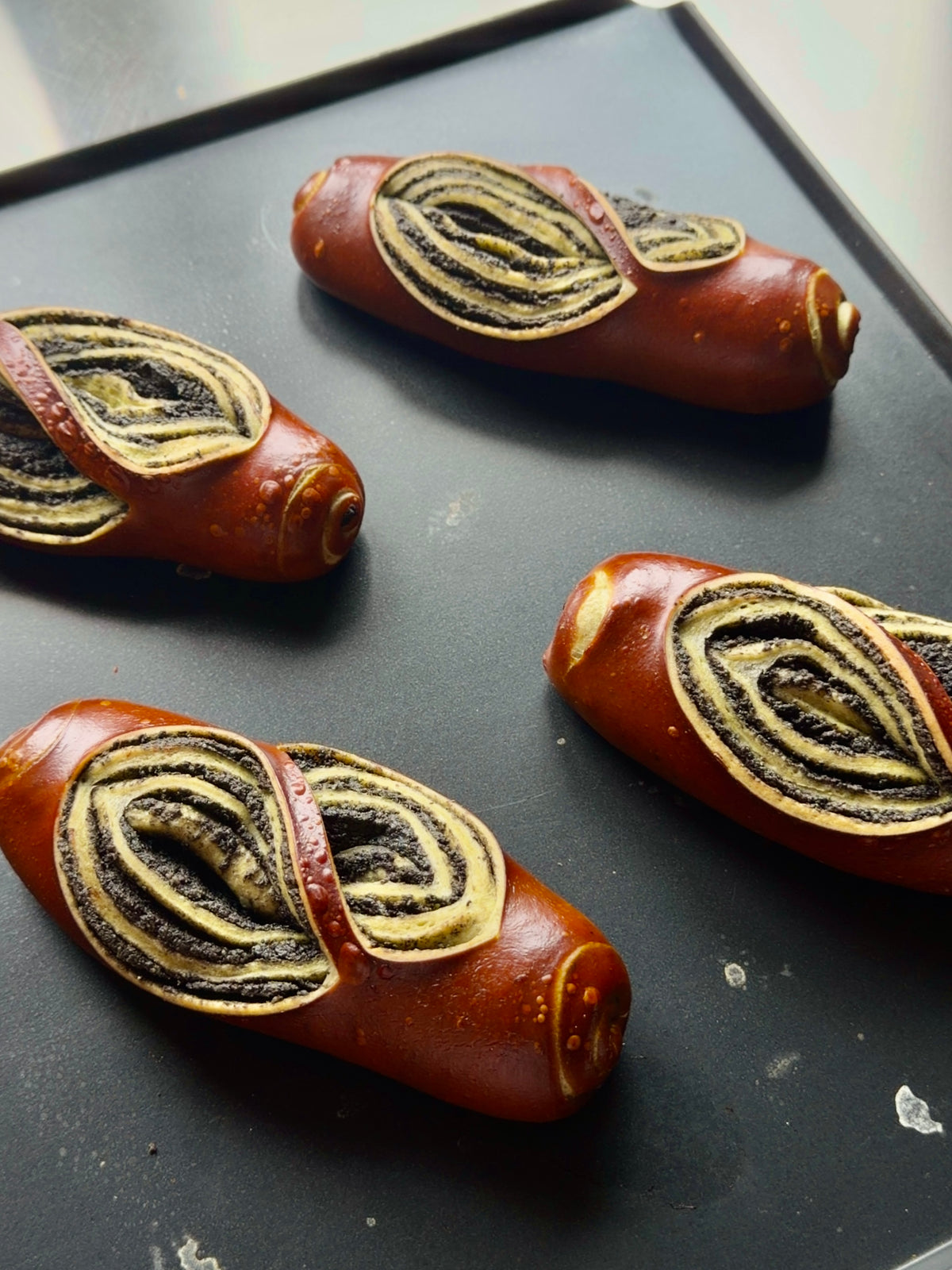 黑芝麻碱水 Black Sesame Pretzel